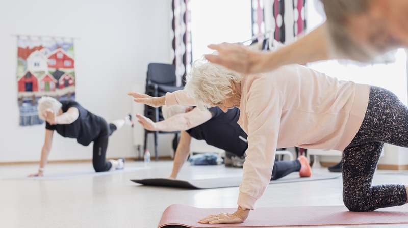 äldre kvinna som tränar yoga