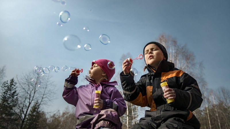 Barn blåser bubblor.