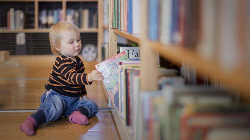 Barnverksamhet på Kumla Bibliotek. På bild Karla, dotter till Ida Blomqvist.