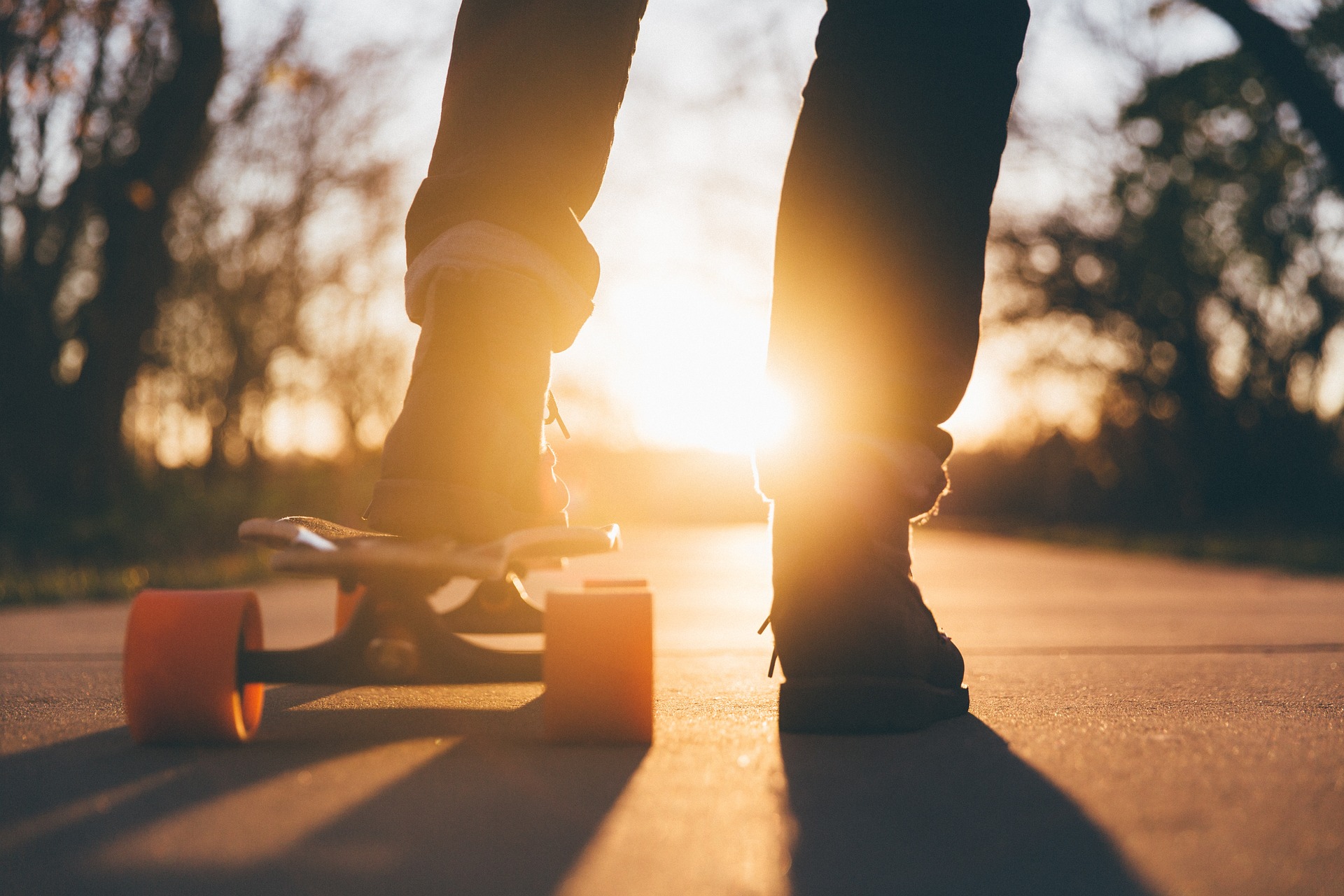 En person använder en skateboard. Region Örebro län omställning nära vård.